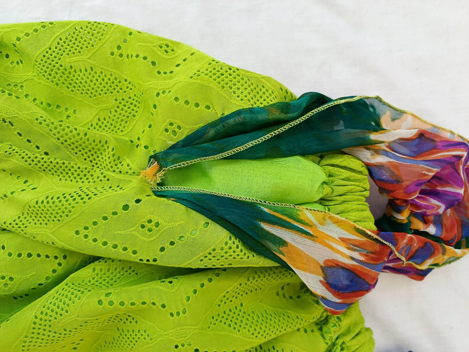 Vestido original verde holgado con hombros descubiertos y mangas multicolor talla 40/42 – photo 6